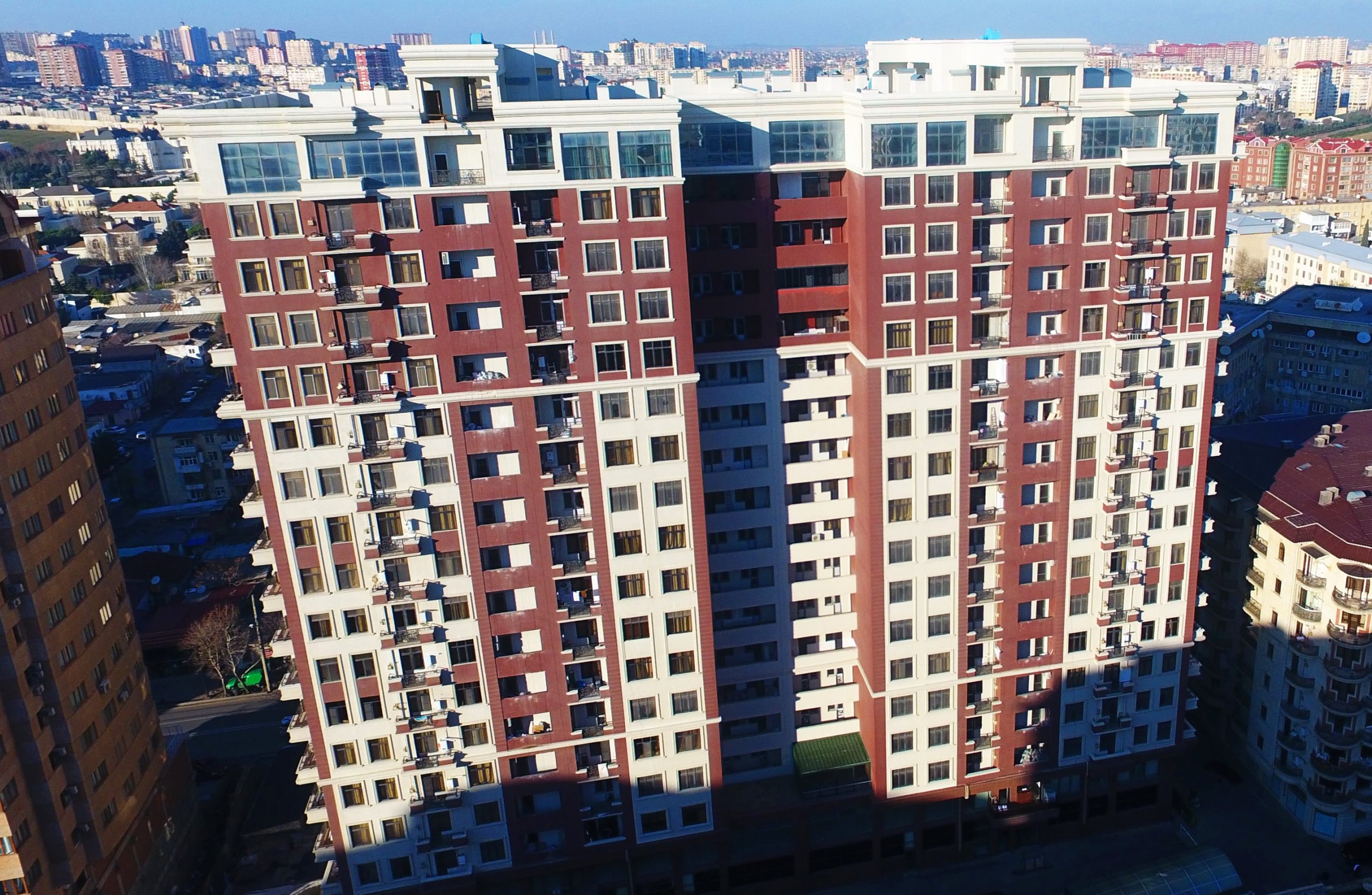 On səkkiz mərtəbəli yaşayış binasının tikintisi (Bakı, 2015-2018)